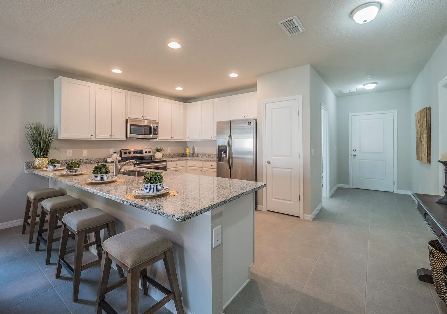 Beautiful 4-Bedroom Home with Modern Upgrades in Poinciana! — Photo 4