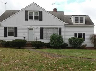 1996 Campus Rd, South Euclid, OH 44121