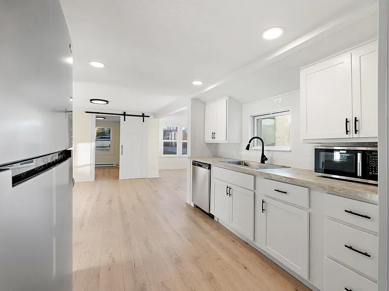 115 E Savidge St — Photo 17