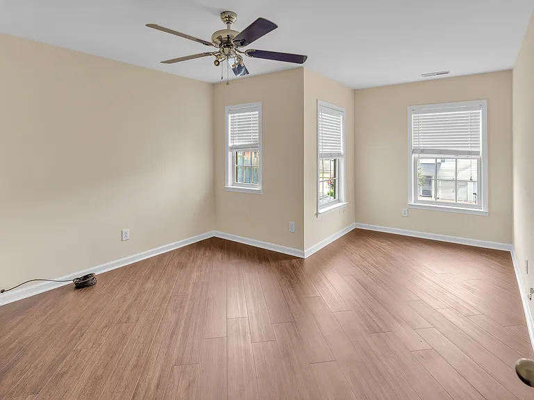 240 Seymour Pl — Photo 21