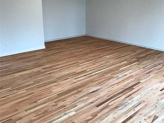 2nd image of 30 Emerald Ln S