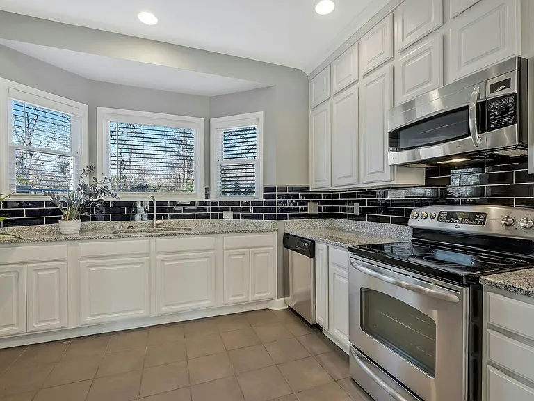 1005 Glendale Ln — Photo 14
