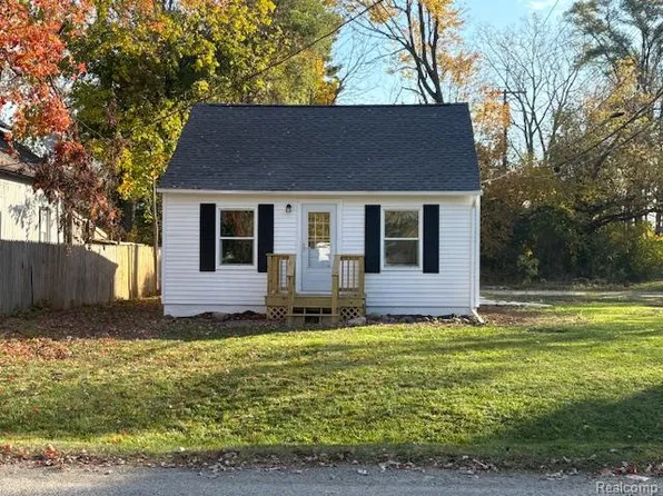 200 Marion Ave, Waterford, MI 48328