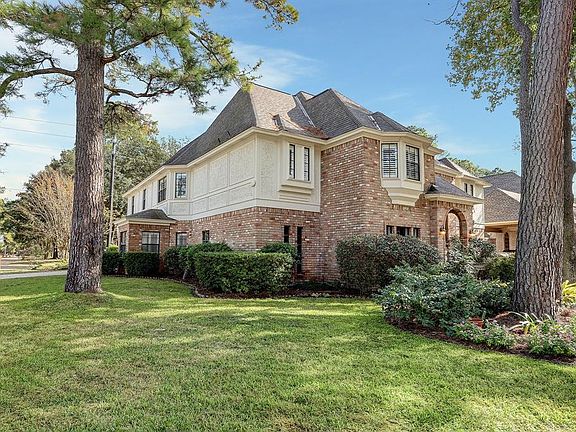 Located on a lovely corner lot within walking distance from the community tennis courts, swimming pool & clubhouse.