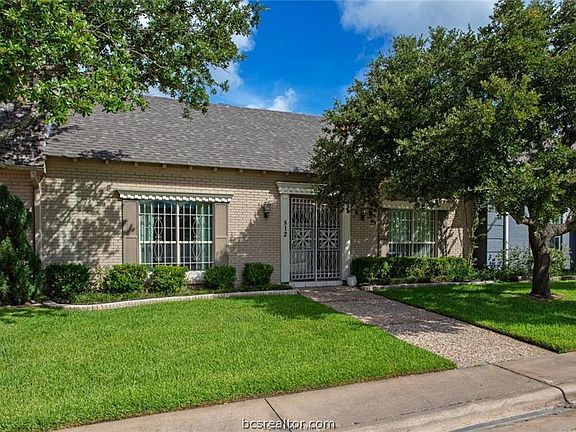 3rd image of 812 Lee Hollow Dr
