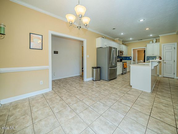 5th image of 653 Surrey Lane