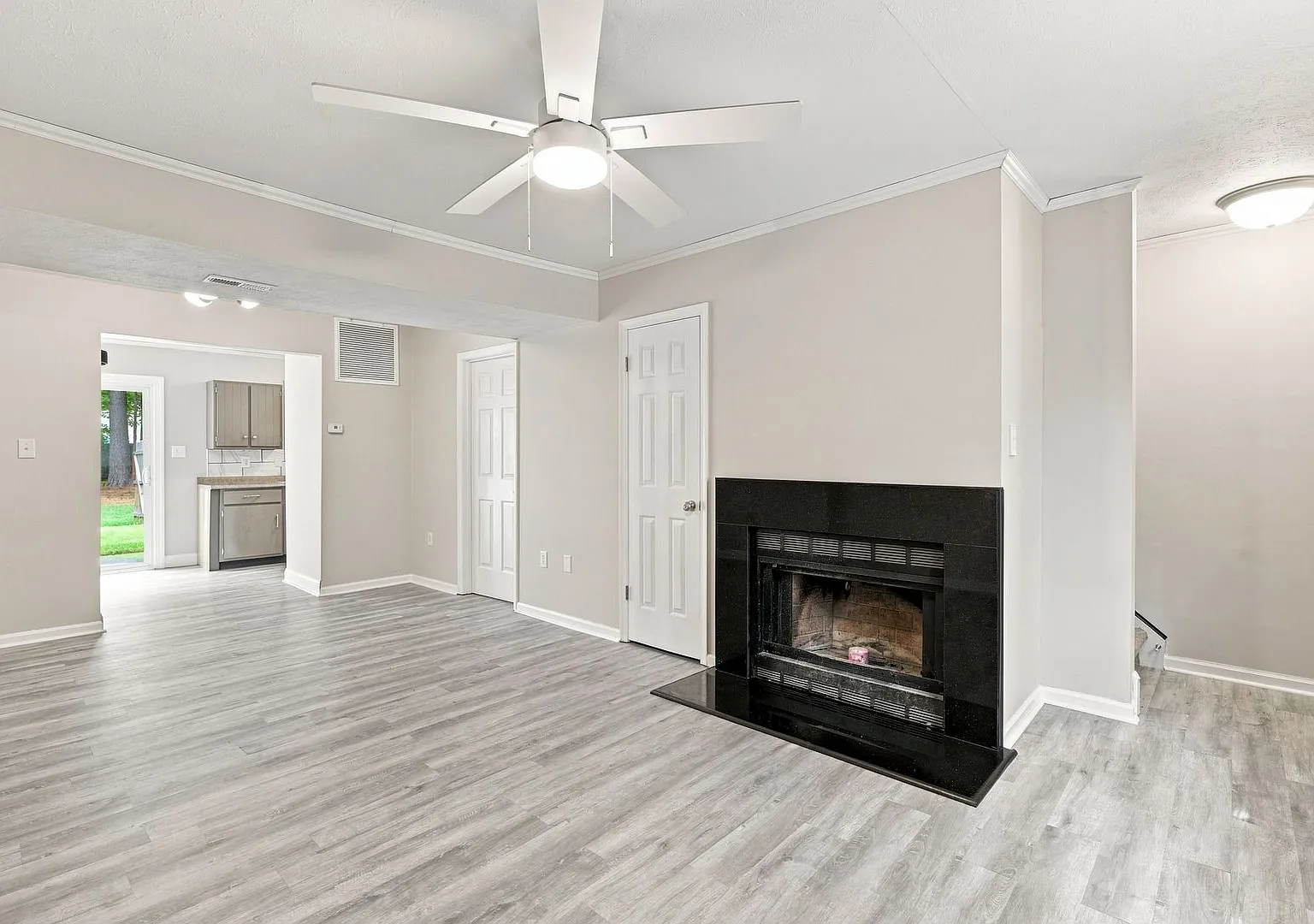 3 bed, 1.5 bath, 1150 sqft, $1,600 — Photo 2