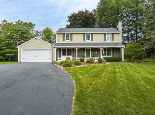 168 Mulberry Dr, Farmington, NY 14425