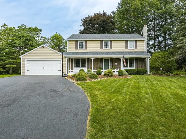 168 Mulberry Dr, Farmington, NY 14425