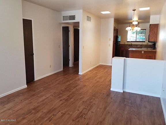 3rd image of 2827 N Estrella Ave