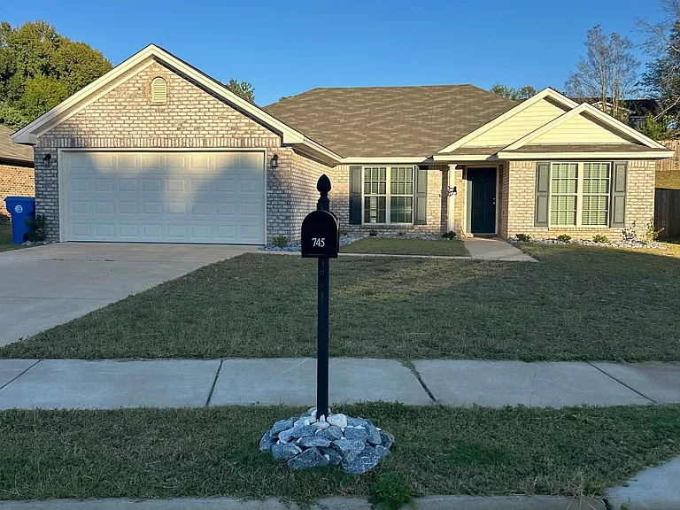 745 Park Ln — Photo 1