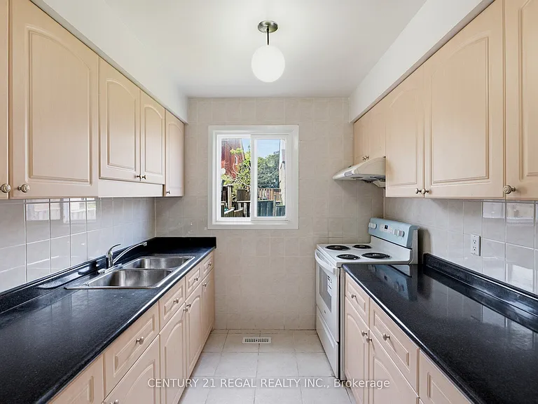 28 Newdawn Cres — Photo 4