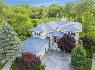 17W070 Burr Oak Ln, Willowbrook, IL 60527