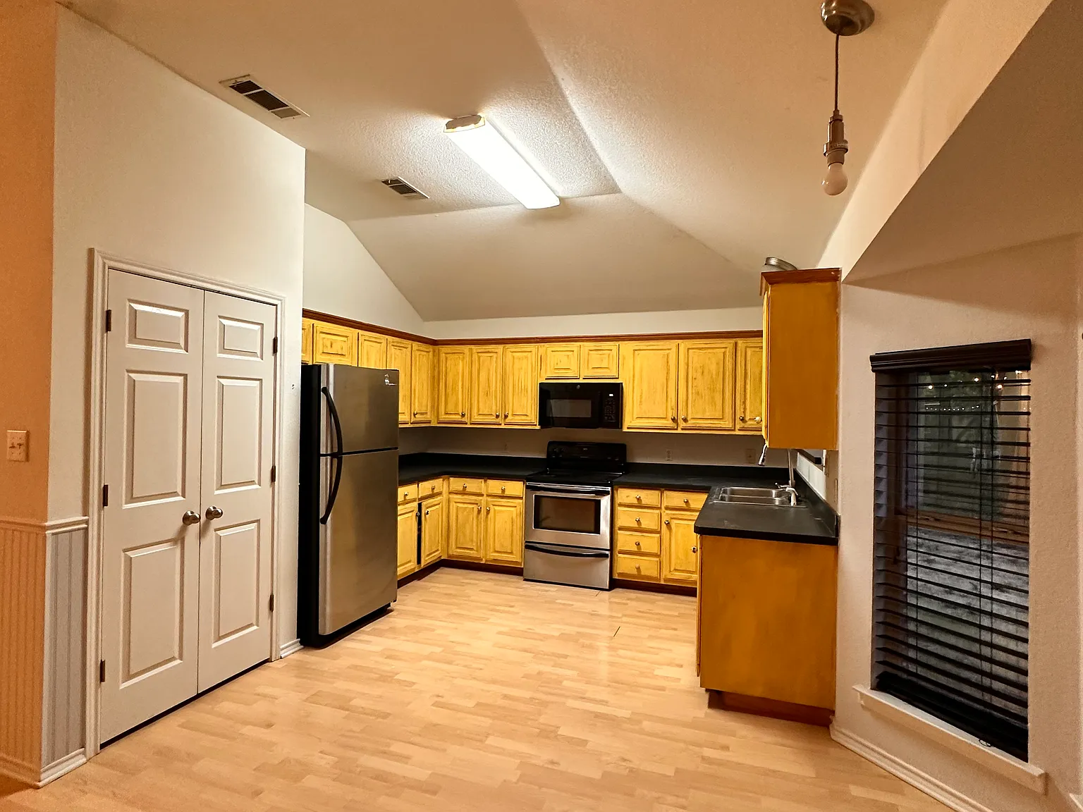 3 bed, 1411 sqft, $2,136 — Photo 3