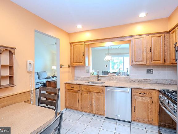4th image of 662 Tomlinson Ln