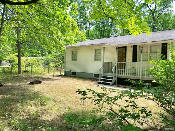 699 E White Lake Dr, Twin Lake, MI 49457