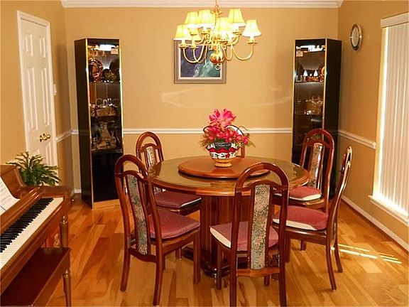 4th image of 3002 Bluegrass Ct