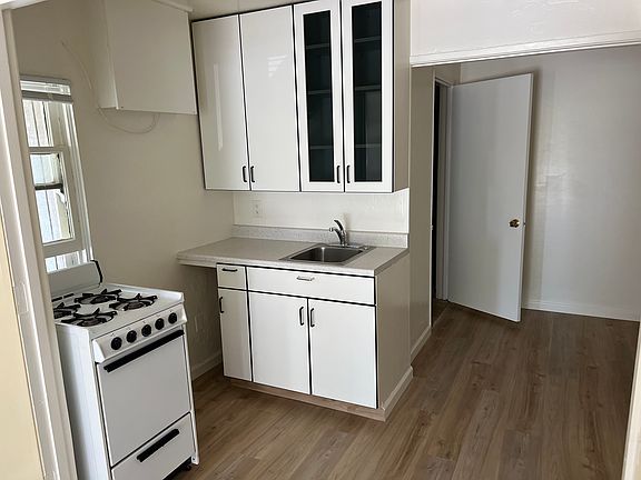 3rd image of 228 E Anapamu St #102
