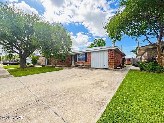3rd image of 3206 Roselawn Dr