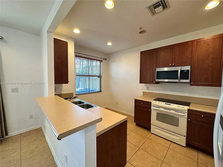 2851 W Prospect Rd — Photo 3
