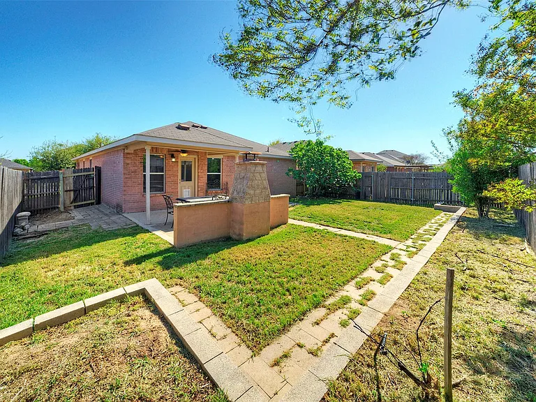 913 Dexter Dr — Photo 6