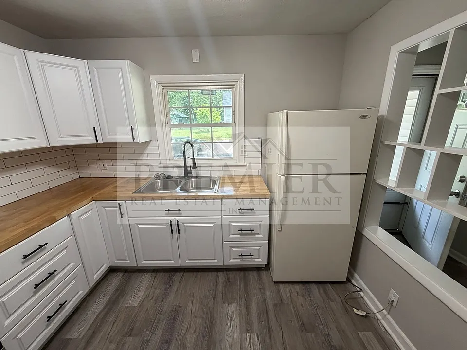 1316 N Main St unit A, Independence MO 64050// Ranch Style Duplex// 2 Beds 1 bath// Rent: $1150 D...