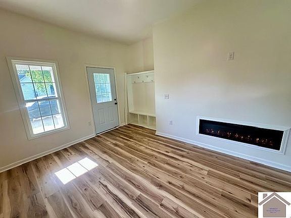 3rd image of 900 Belmeade Ln #A