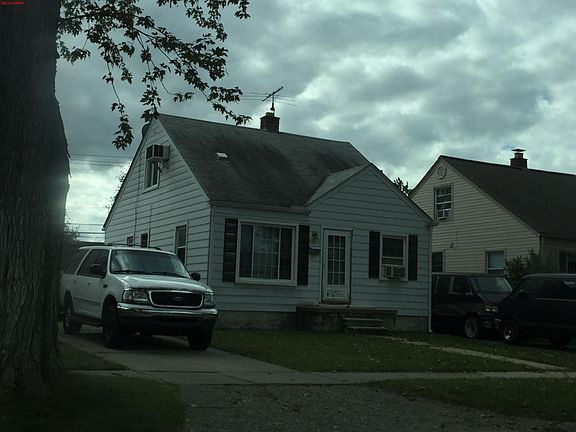 3rd image of 15901 Warwick Ave