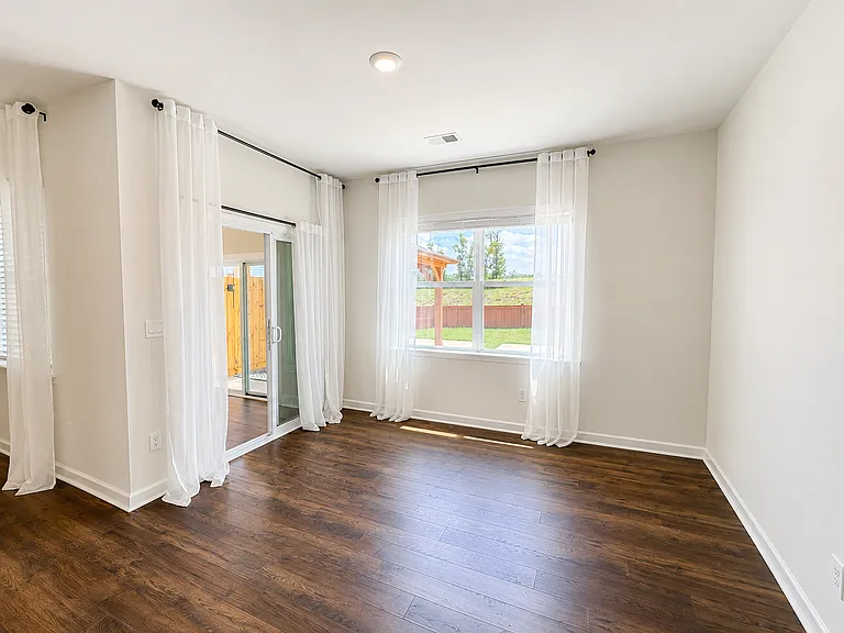 676 Hollyrose Cir — Photo 4