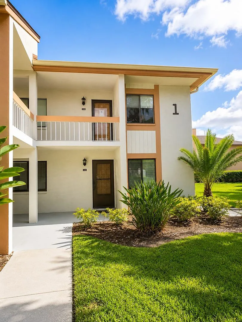 Fully Furnished Condo in Prestigious Guard-Gated Golf Community — Photo 1