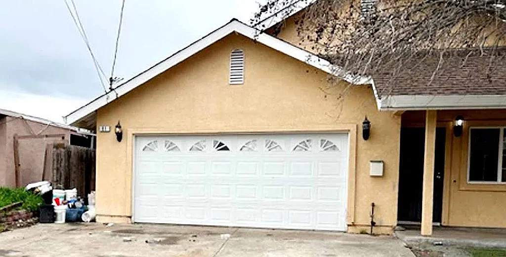 81 Harbor Dr photo 1