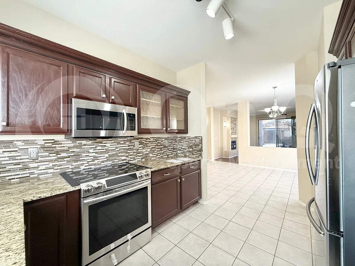 3 bed, 2.0 bath, 1385 sqft, $2,000 — Photo 3