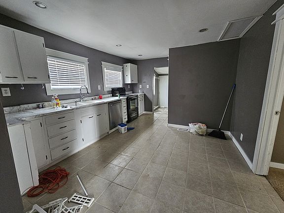 5th image of 814 N Broadway St