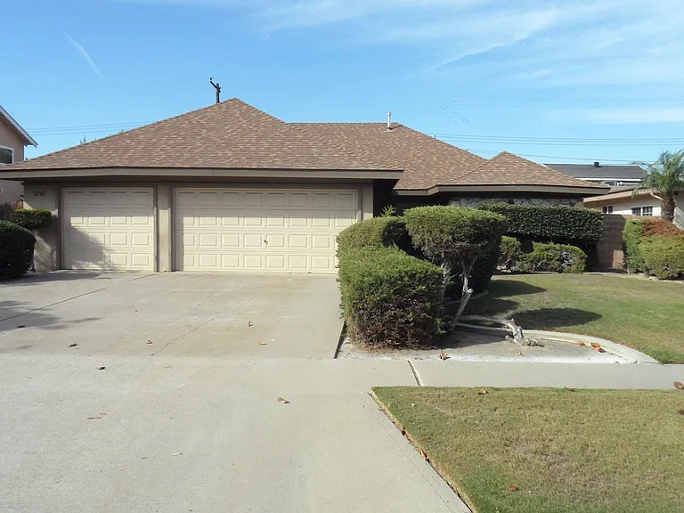 1241 E Diana Ave — Photo 2
