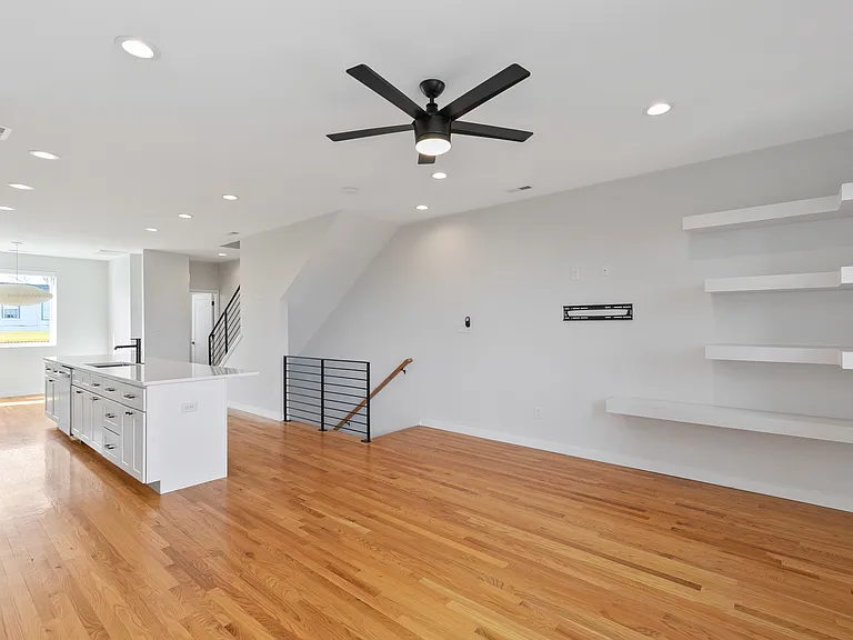 1310 W Clay St — Photo 10