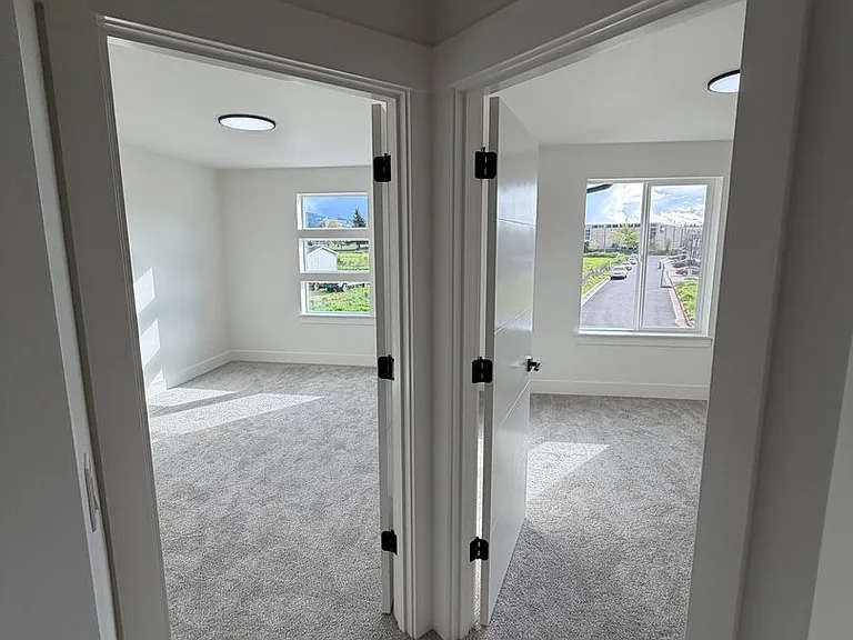300 Seven Oaks Ln — Photo 35
