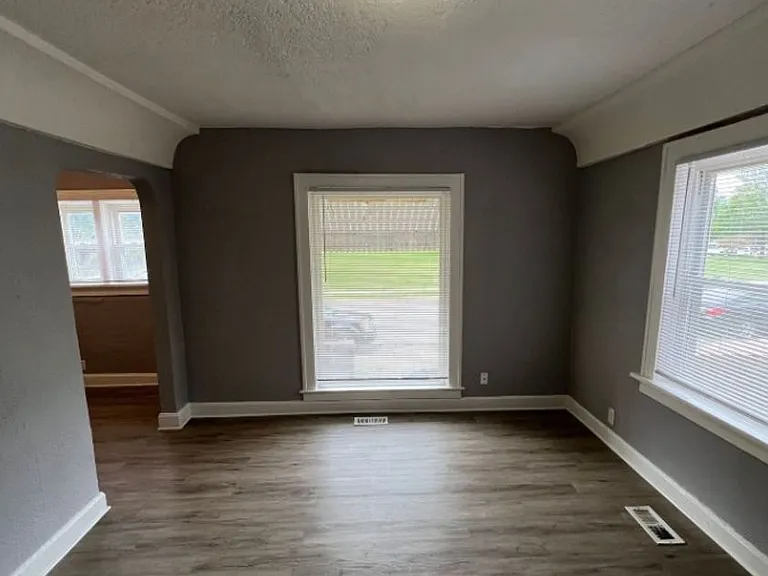 512 W Walnut St — Photo 4