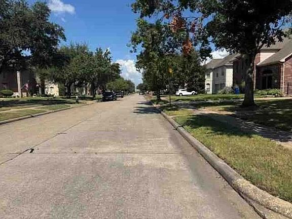 Exterior Neighborhood (street photo)