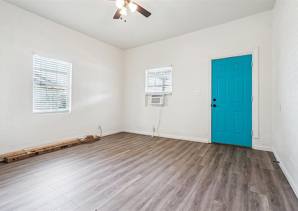 1st image of 2123 W Park Pl