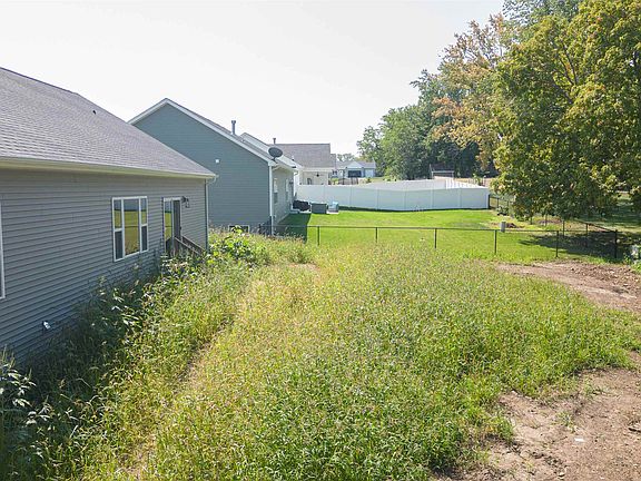 3rd image of 402 Luann Kay Ln