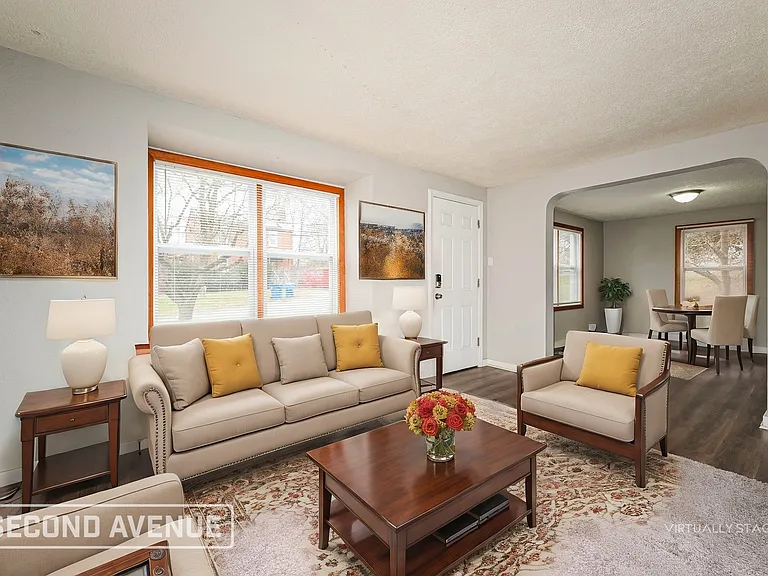 154 Collins Dr — Photo 2