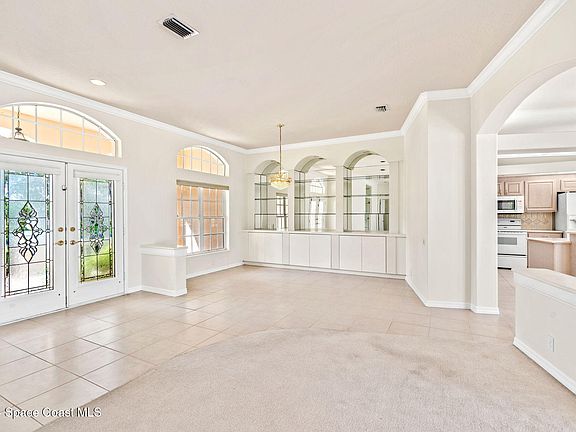 5th image of 674 Deerhurst Dr