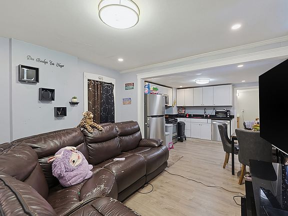 3rd image of 6-8 Howell Ct