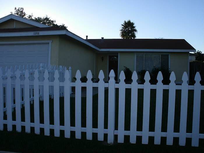 Cute front fenced yard