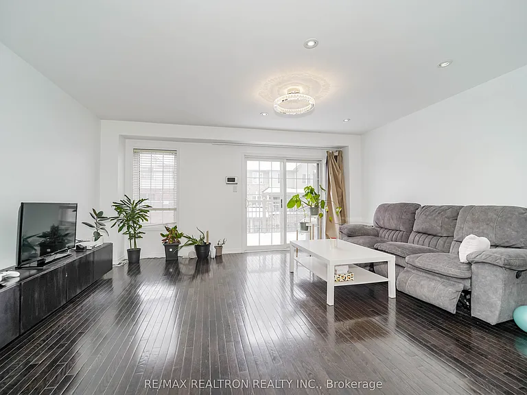 401 Rossland Rd E — Photo 10
