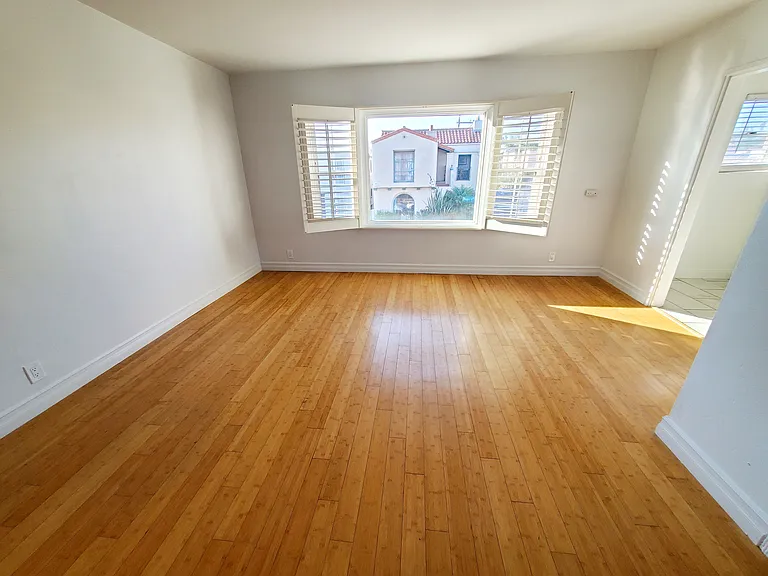 130 Roycroft — Photo 16