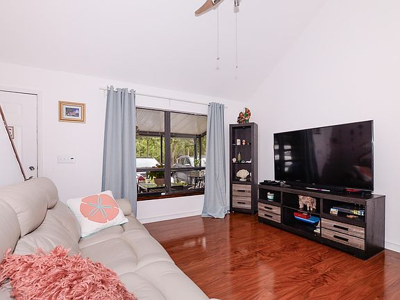 5th image of 2400 SE Garden Ter #101