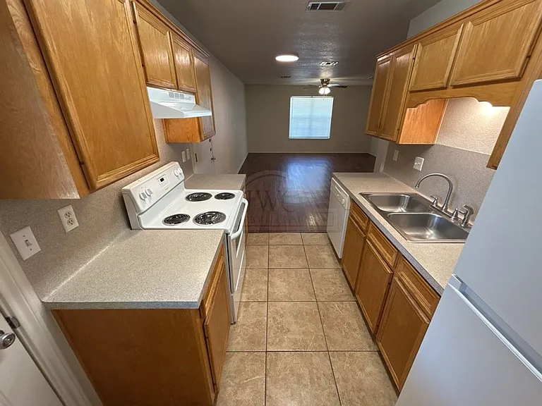 912 McDaniel Cir — Photo 6