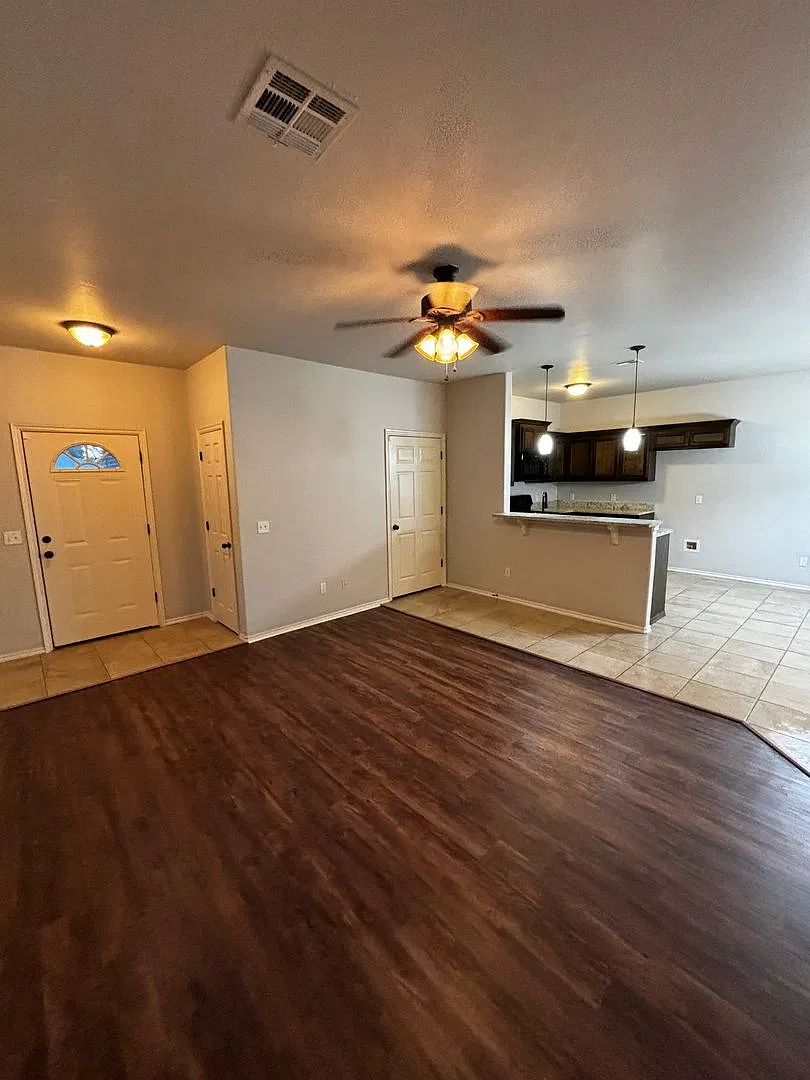 3BR 2BA duplex with 2 car garage in Yukon!! — Photo 2