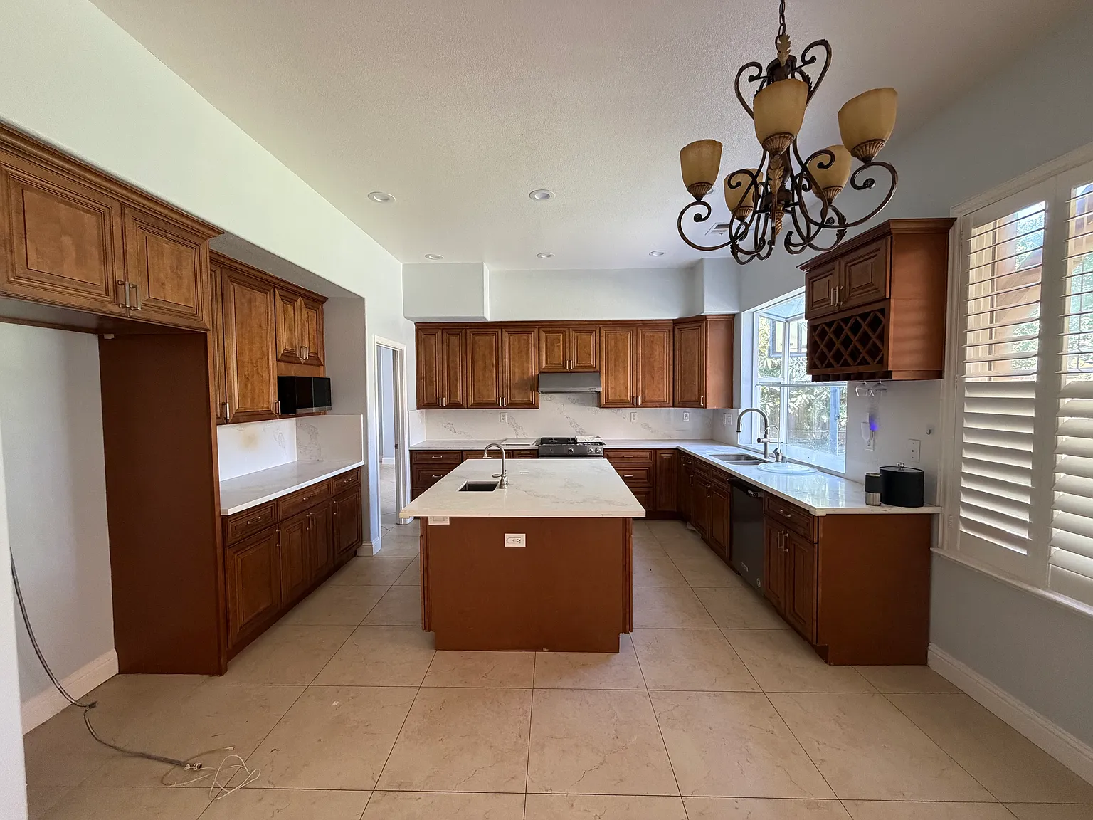 5 bed, 3.5 bath, 3401 sqft, $5,650 — Photo 4
